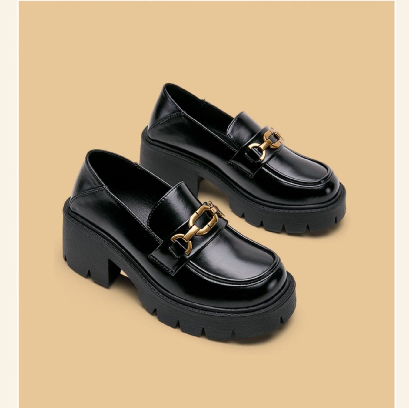 黒スニーカー チェーン装飾付き厚底ローファー風スニーカー