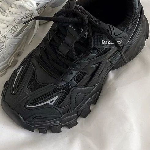 黒スニーカー 厚底運動靴