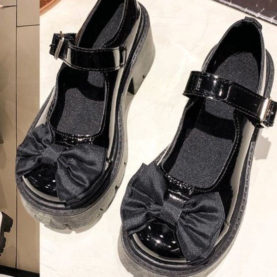 黒スニーカー 厚底ストラップシューズ