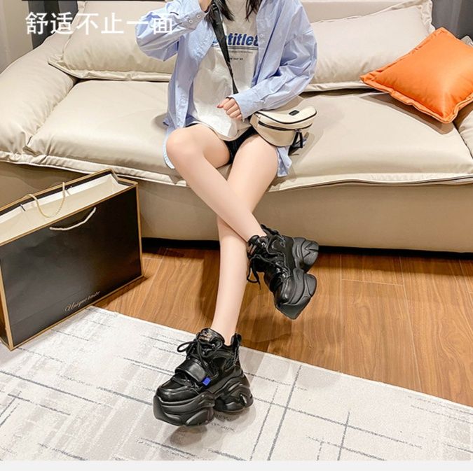 黒スニーカー ボリューム厚底スポーツスニーカー