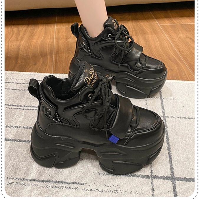 黒スニーカー ボリューム厚底スポーツスニーカー