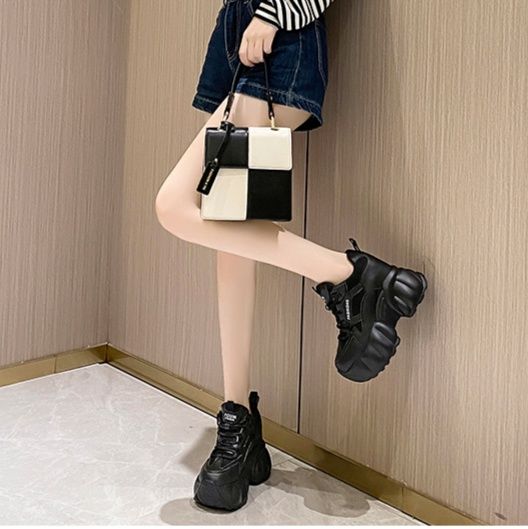 黒スニーカー ボリューム底デザイン紐締めスポーツシューズ