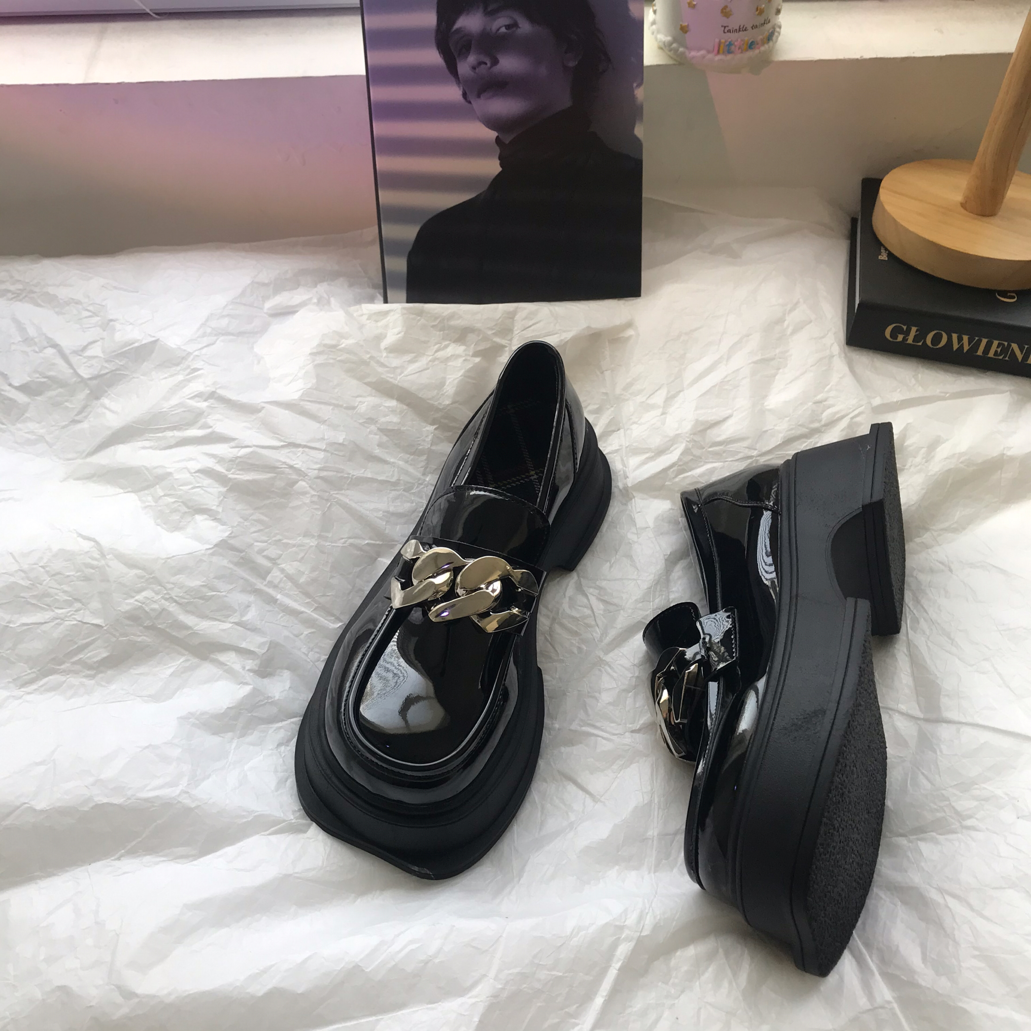 黒スニーカー 金属チェーン装飾付き厚底ローファー