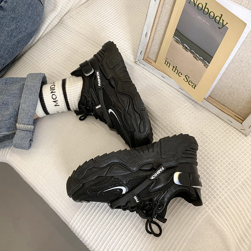 黒スニーカー 立体的なデザインの厚底運動靴