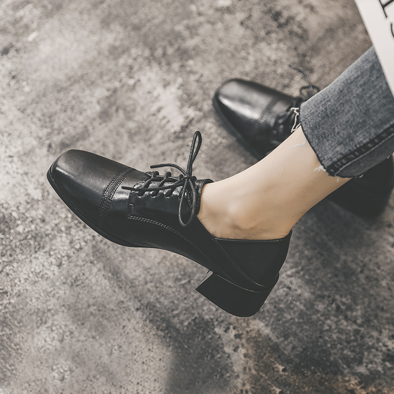 https://fulmo-img-server.com/black-sneaker-factory/23a61418-9288-4c55-920f-bba651111aae.jpg