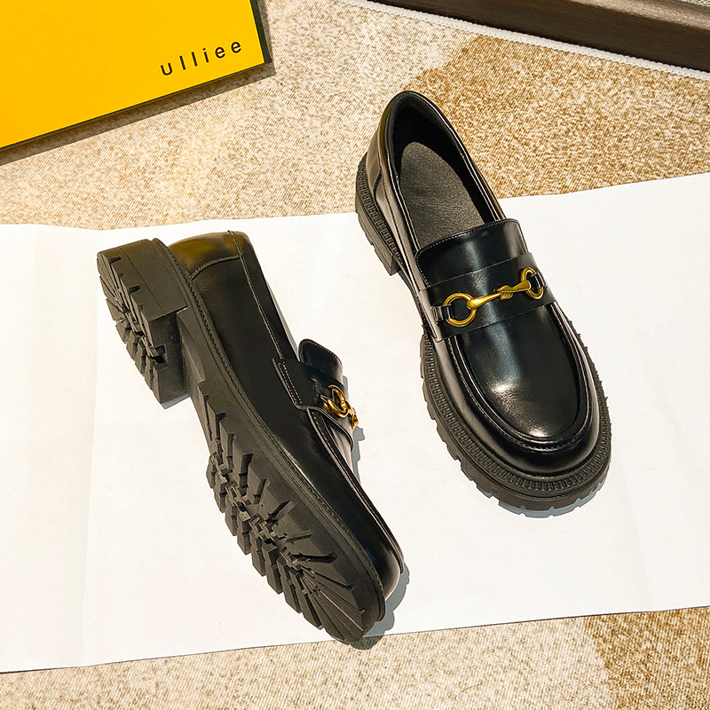 黒スニーカー 金具付きエナメル厚底ローファー運動靴