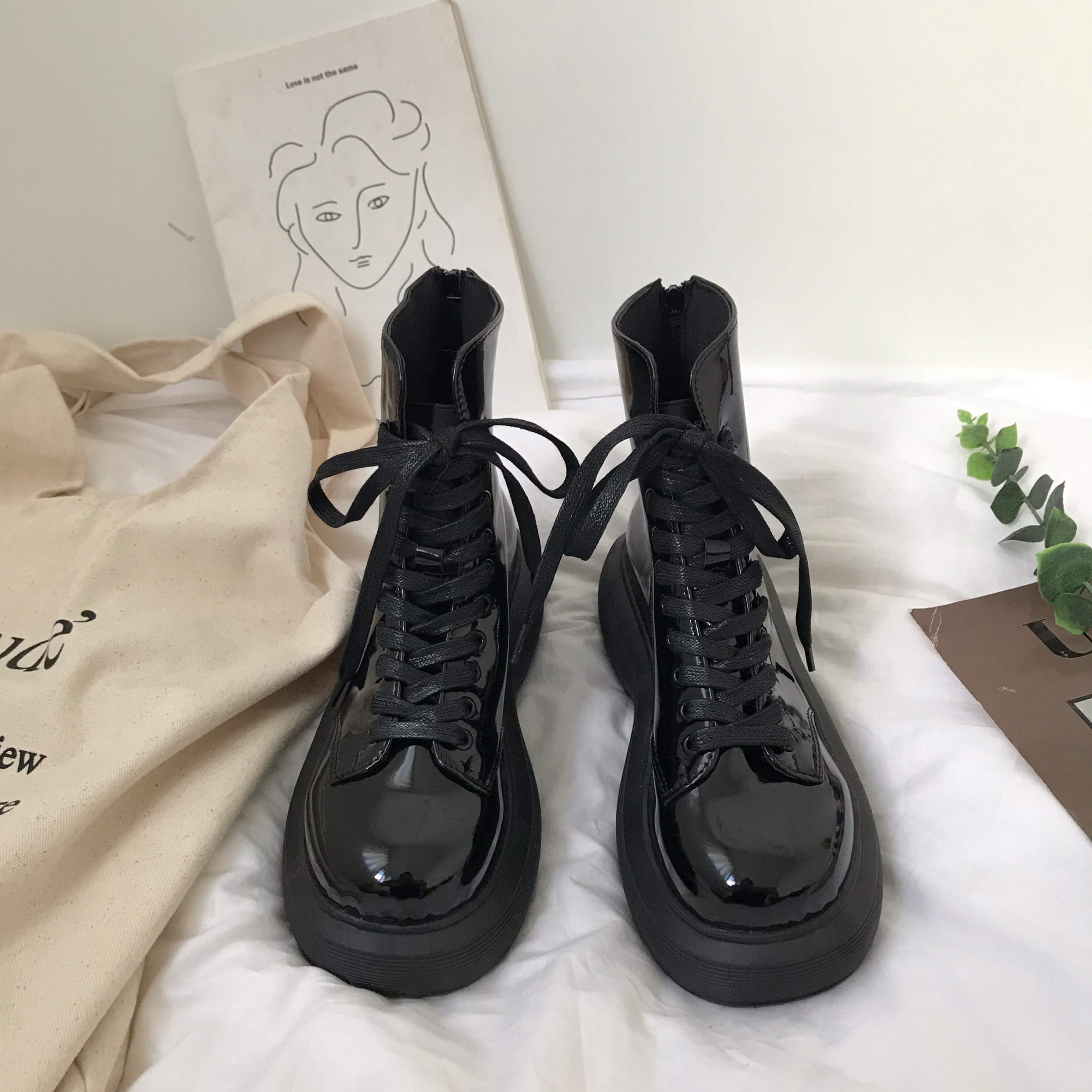 黒スニーカー 光沢エナメル調厚底ハイカット運動靴
