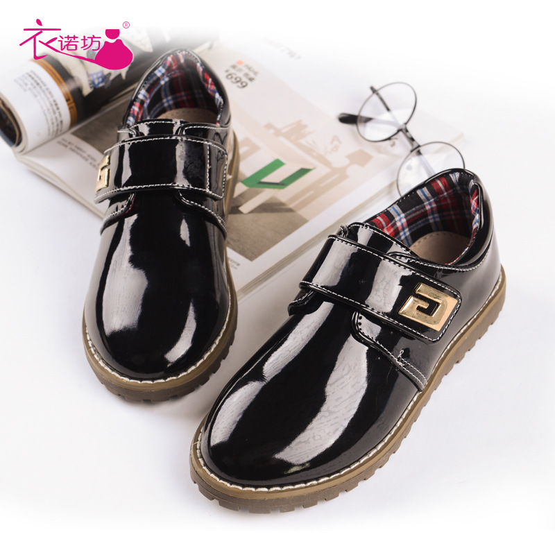 黒スニーカー 光沢感のあるエナメル調厚底カジュアルシューズ