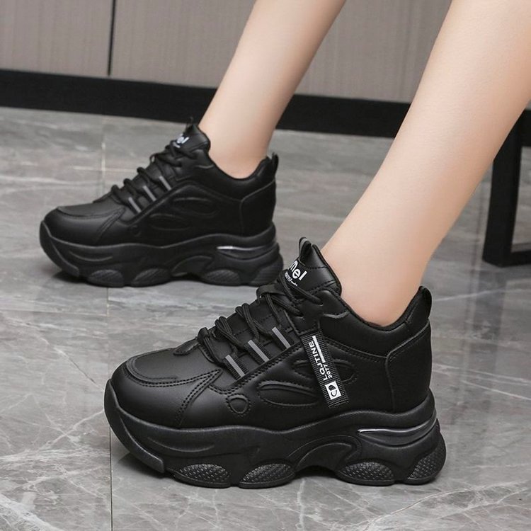https://fulmo-img-server.com/black-sneaker-factory/2c68b61c-0875-4266-a8c9-4735640d5271.jpg