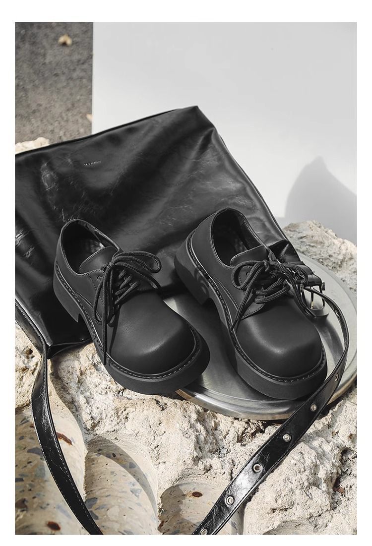 https://fulmo-img-server.com/black-sneaker-factory/2d1e6fee-f686-4adb-be8b-0feffe73fe8c.jpg