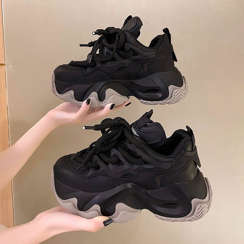 黒スニーカー 波型底面立体設計運動靴