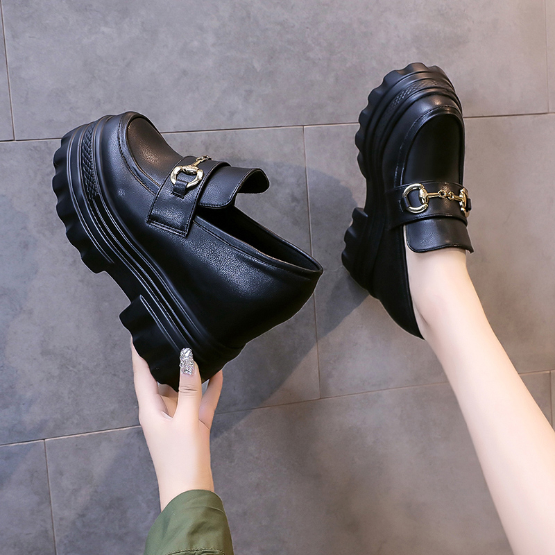 黒スニーカー 金属バックル付き厚底ローファー風運動靴