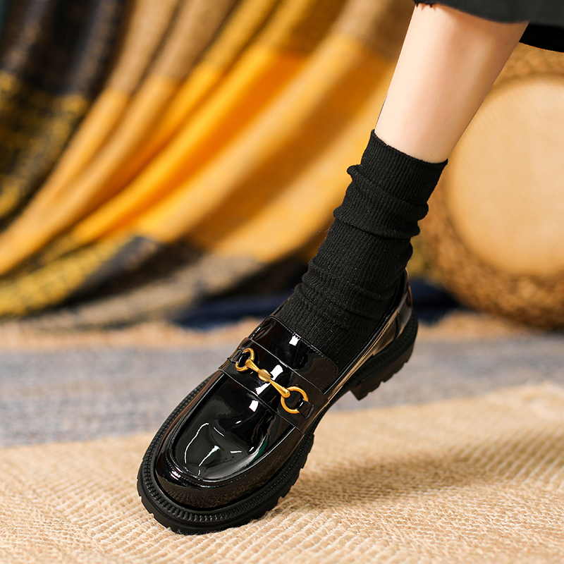 黒スニーカー 金具付きエナメル厚底ローファー運動靴