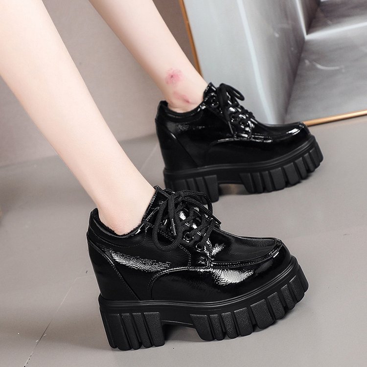https://fulmo-img-server.com/black-sneaker-factory/3a975984-a278-41ff-8589-94b8f3caf2a4.jpg