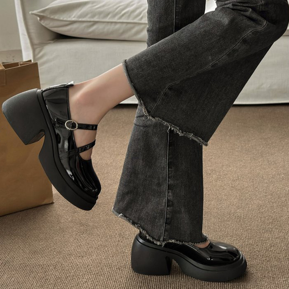 黒スニーカー 厚底パンプス ストラップ付き 太ヒール 歩きやすい靴