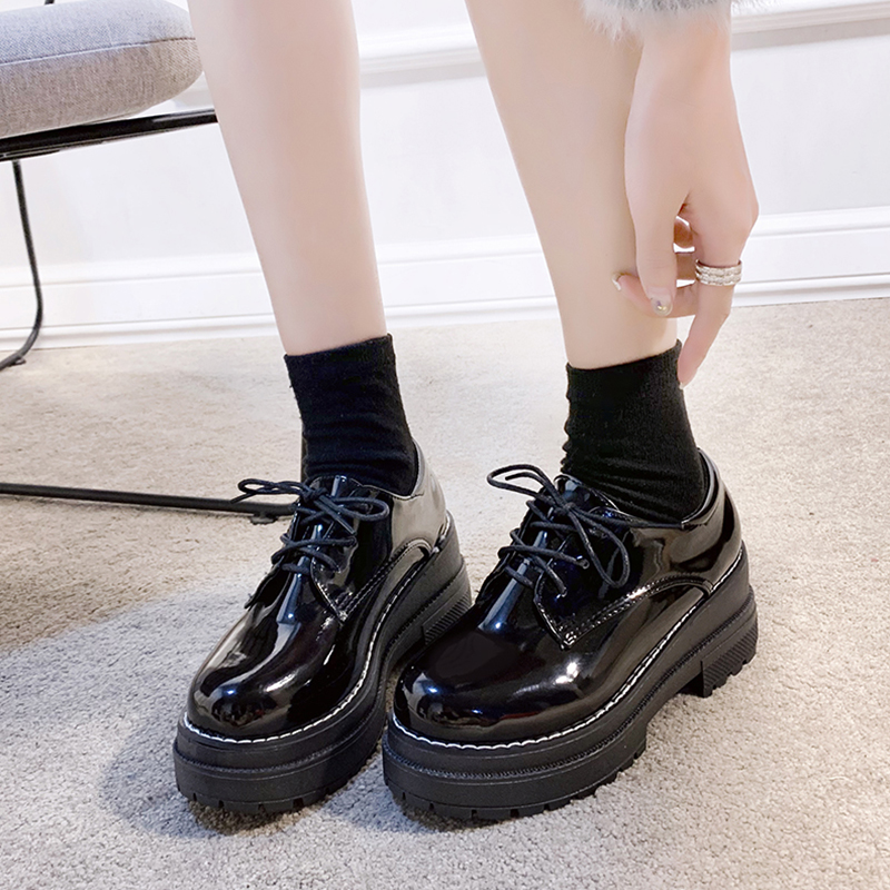 黒スニーカー 光沢エナメル調厚底レースアップシューズ