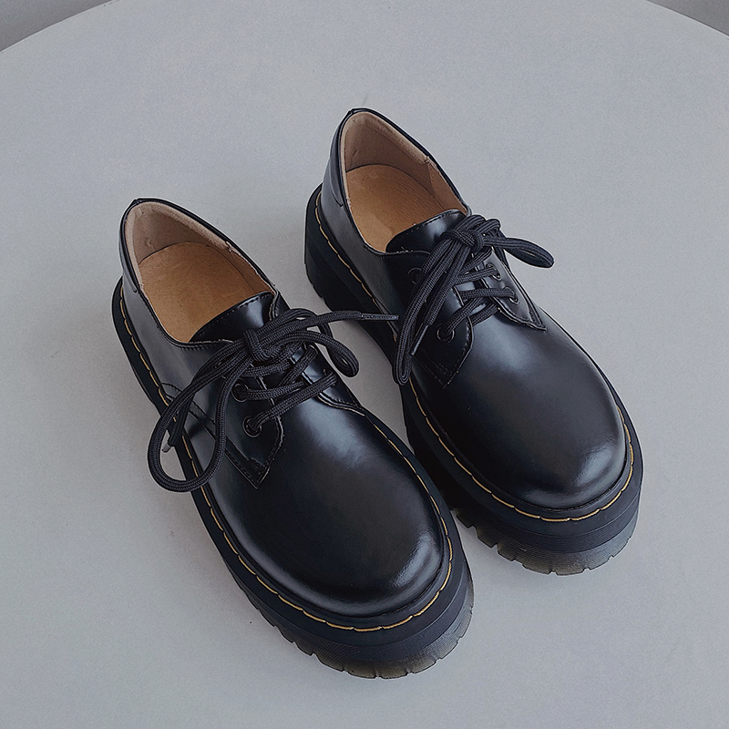 黒スニーカー 本革使用厚底レースアップシューズ