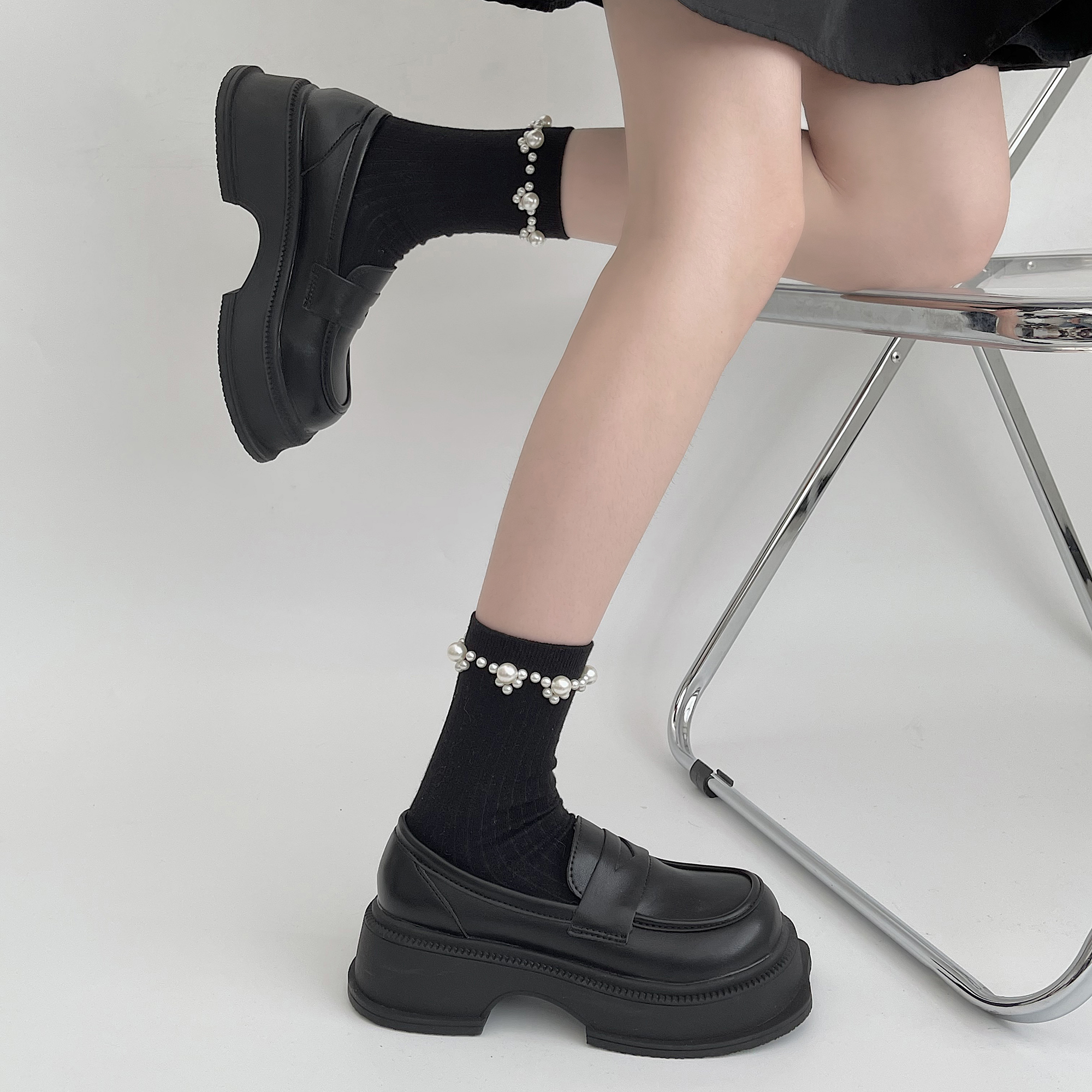 https://fulmo-img-server.com/black-sneaker-factory/4bc9b314-8a42-4576-a986-6d1b5be91e37.jpg