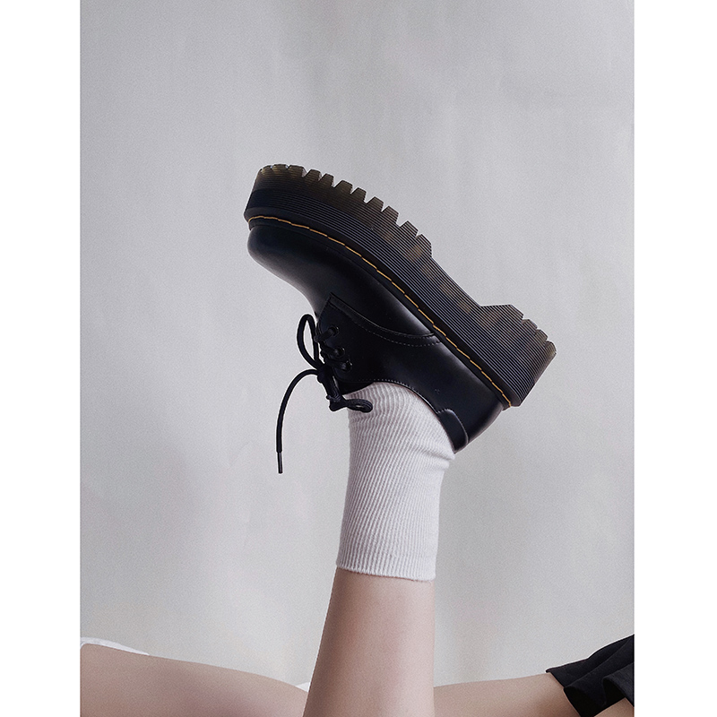 黒スニーカー 本革使用厚底レースアップシューズ