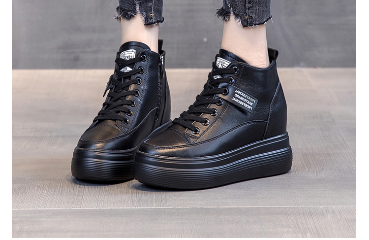 https://fulmo-img-server.com/black-sneaker-factory/5872a76a-f1ab-48de-afe8-1c9223ea56d4.jpg