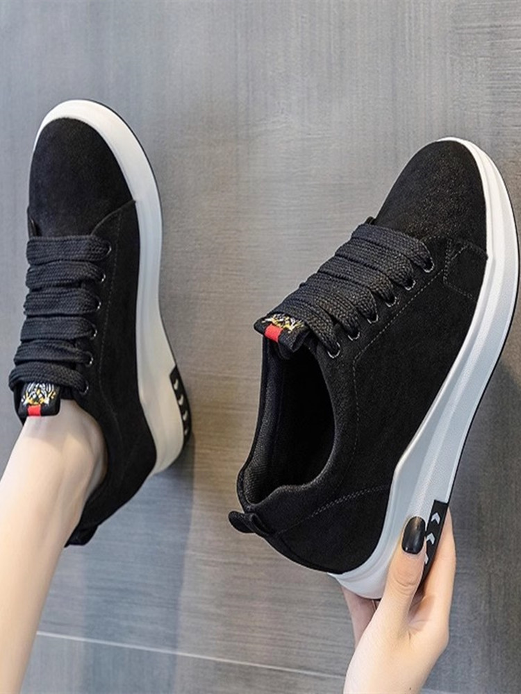 黒スニーカー アロー模様入り厚底運動靴