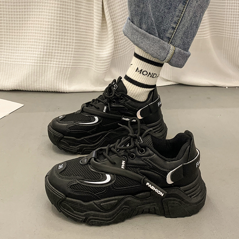 黒スニーカー 立体的なデザインの厚底運動靴