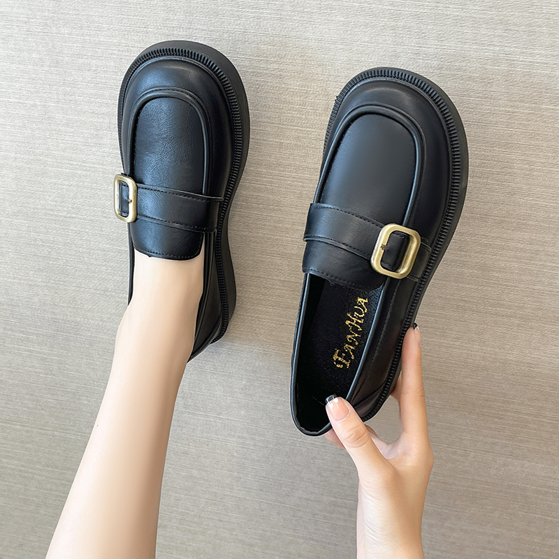 黒スニーカー 金属バックル付き革製厚底ローファー