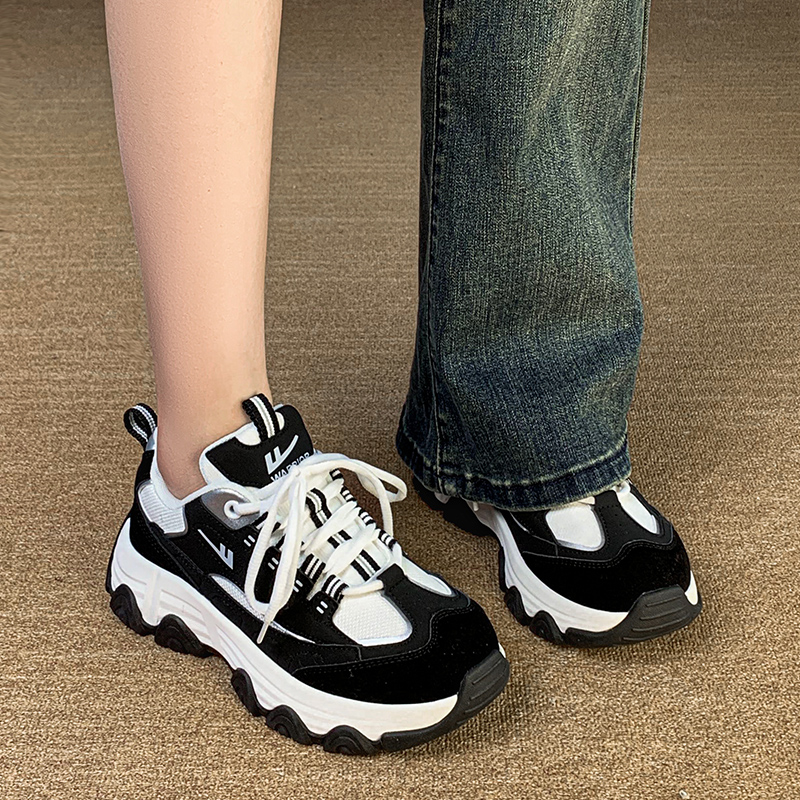 黒スニーカー ボリューム感抜群厚底ダッドスニーカー