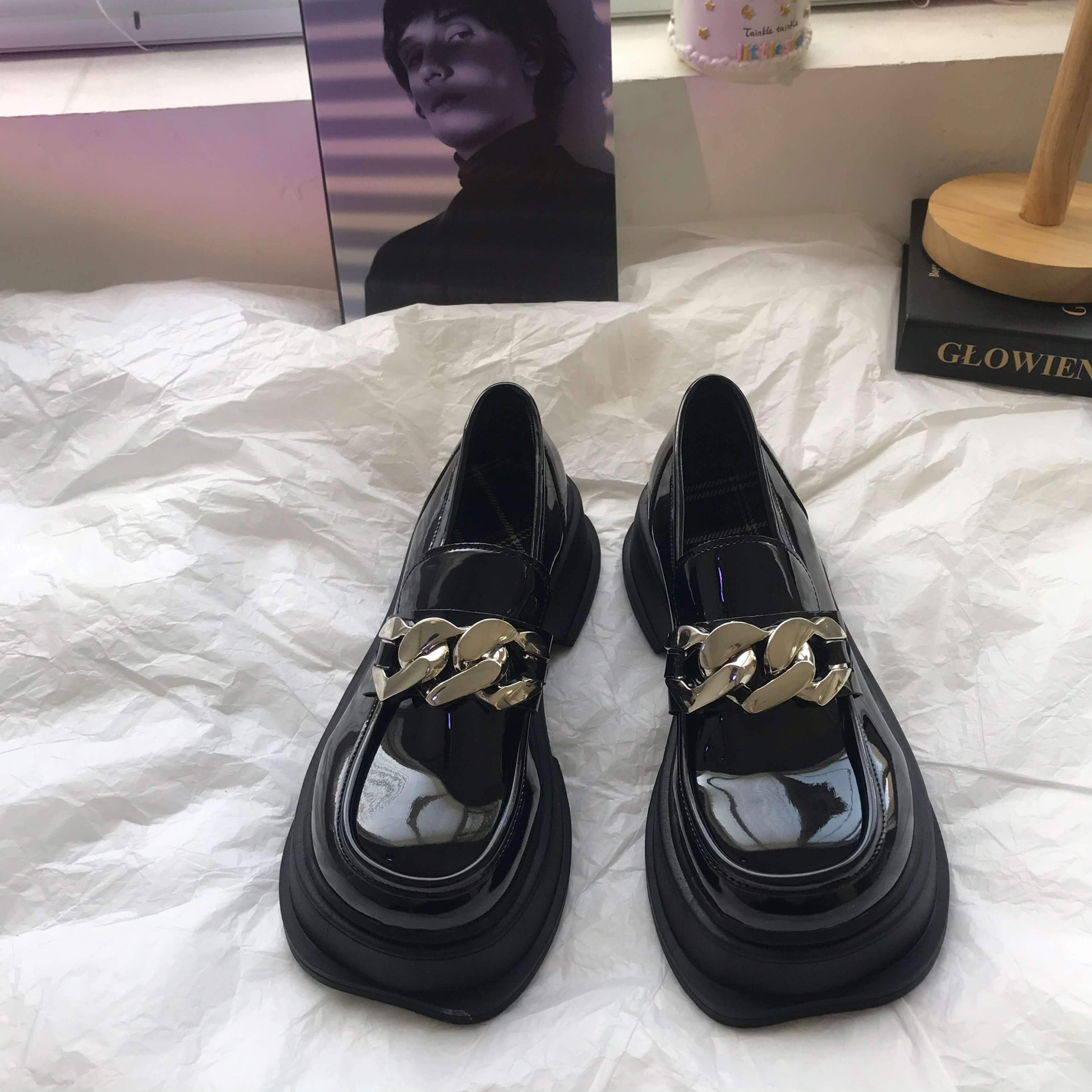 黒スニーカー 金属チェーン装飾付き厚底ローファー