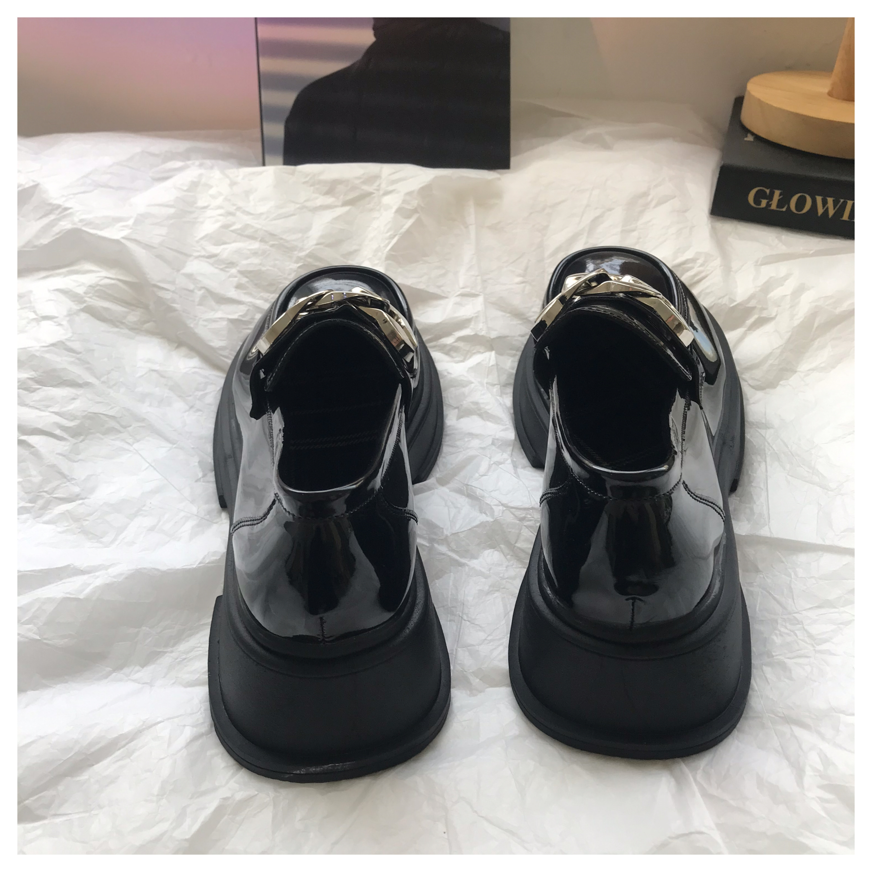 黒スニーカー 金属チェーン装飾付き厚底ローファー