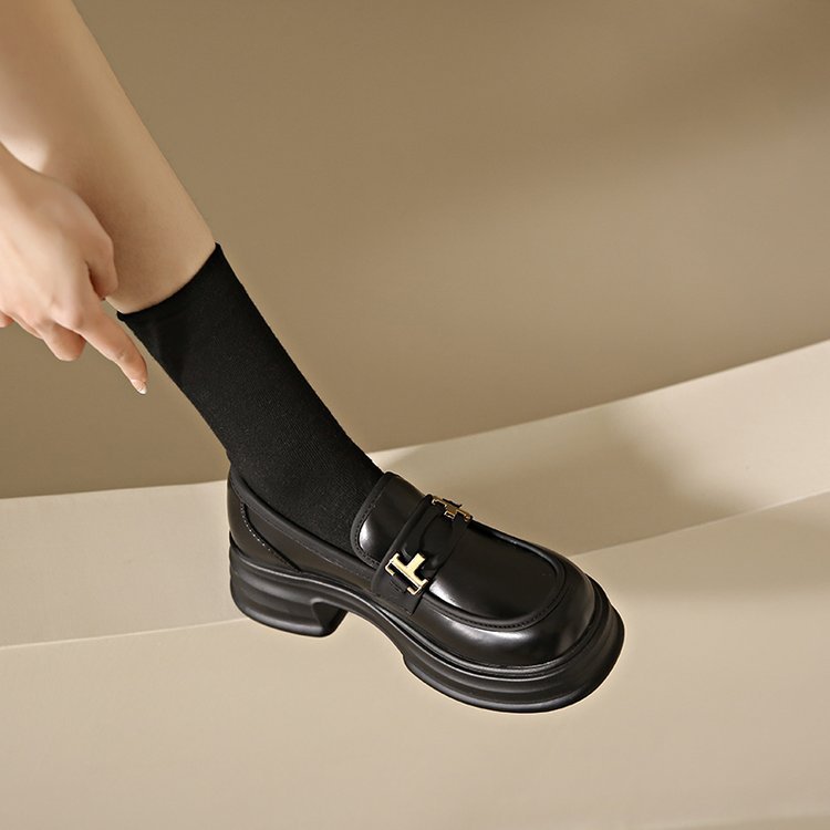 黒スニーカー 黒革厚底ローファー韓国風金具付きレディース