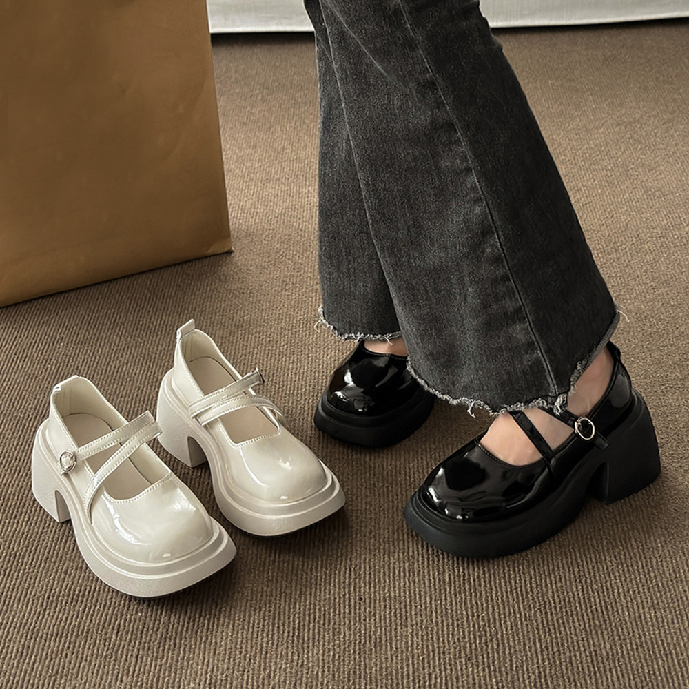 黒スニーカー 厚底パンプス ストラップ付き 太ヒール 歩きやすい靴