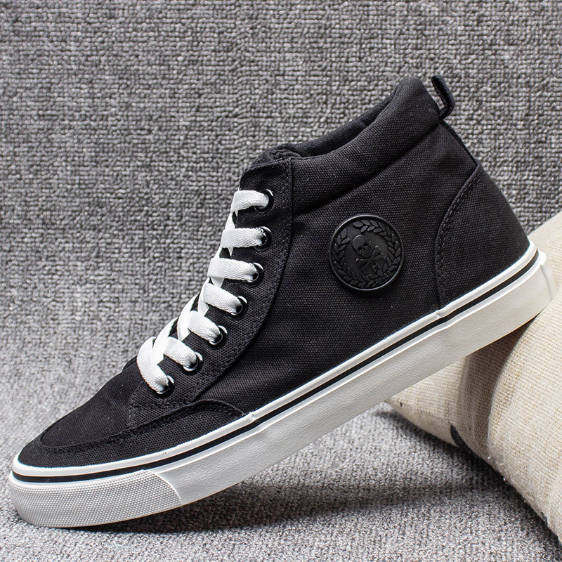 https://fulmo-img-server.com/black-sneaker-factory/7b95a0c4-ac2e-439d-9757-c2e93b9005c3.jpg