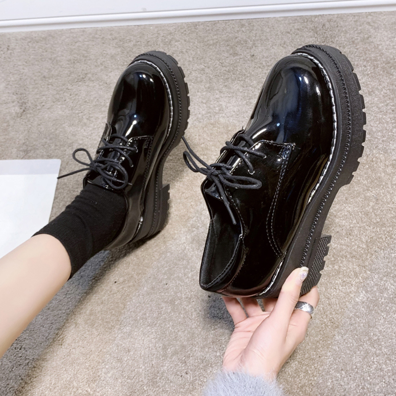 黒スニーカー 光沢エナメル調厚底レースアップシューズ
