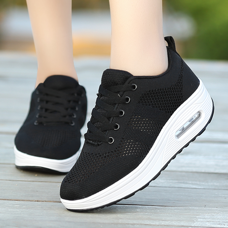 黒スニーカー 通気性抜群メッシュ編み込み運動靴