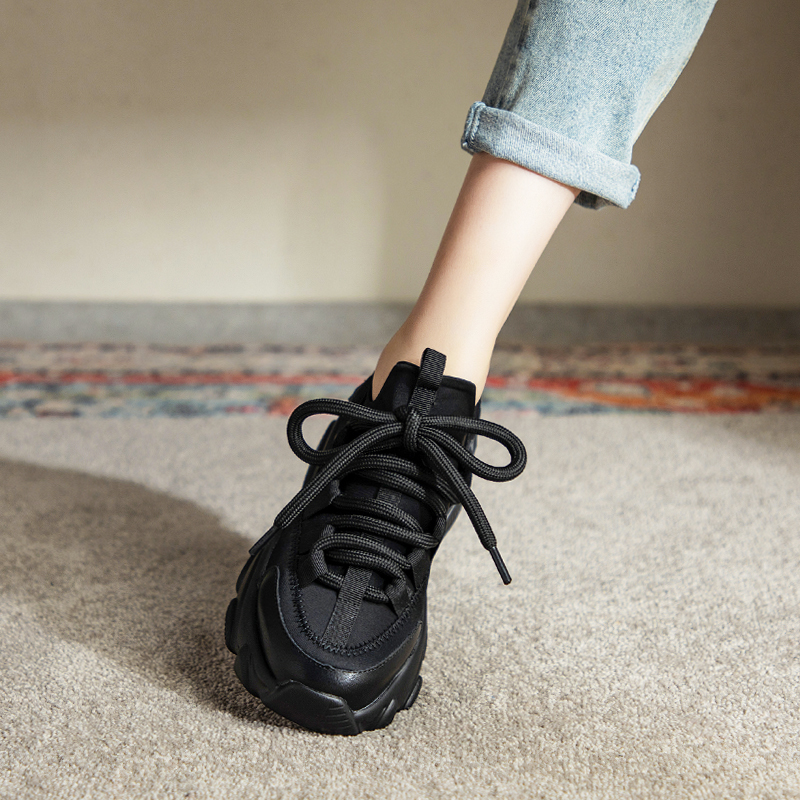 黒スニーカー 波型厚底運動靴