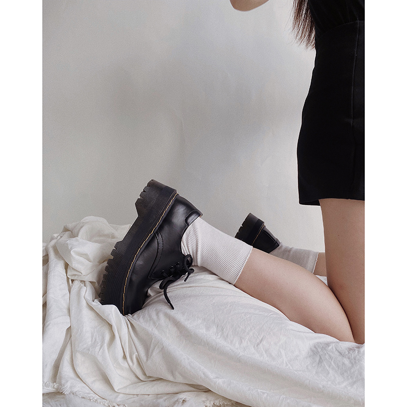 黒スニーカー 本革使用厚底レースアップシューズ