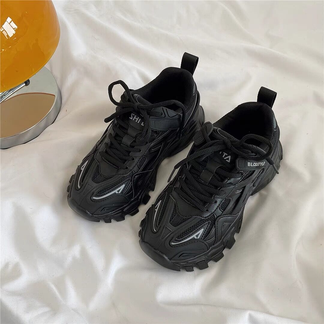 黒スニーカー 厚底運動靴