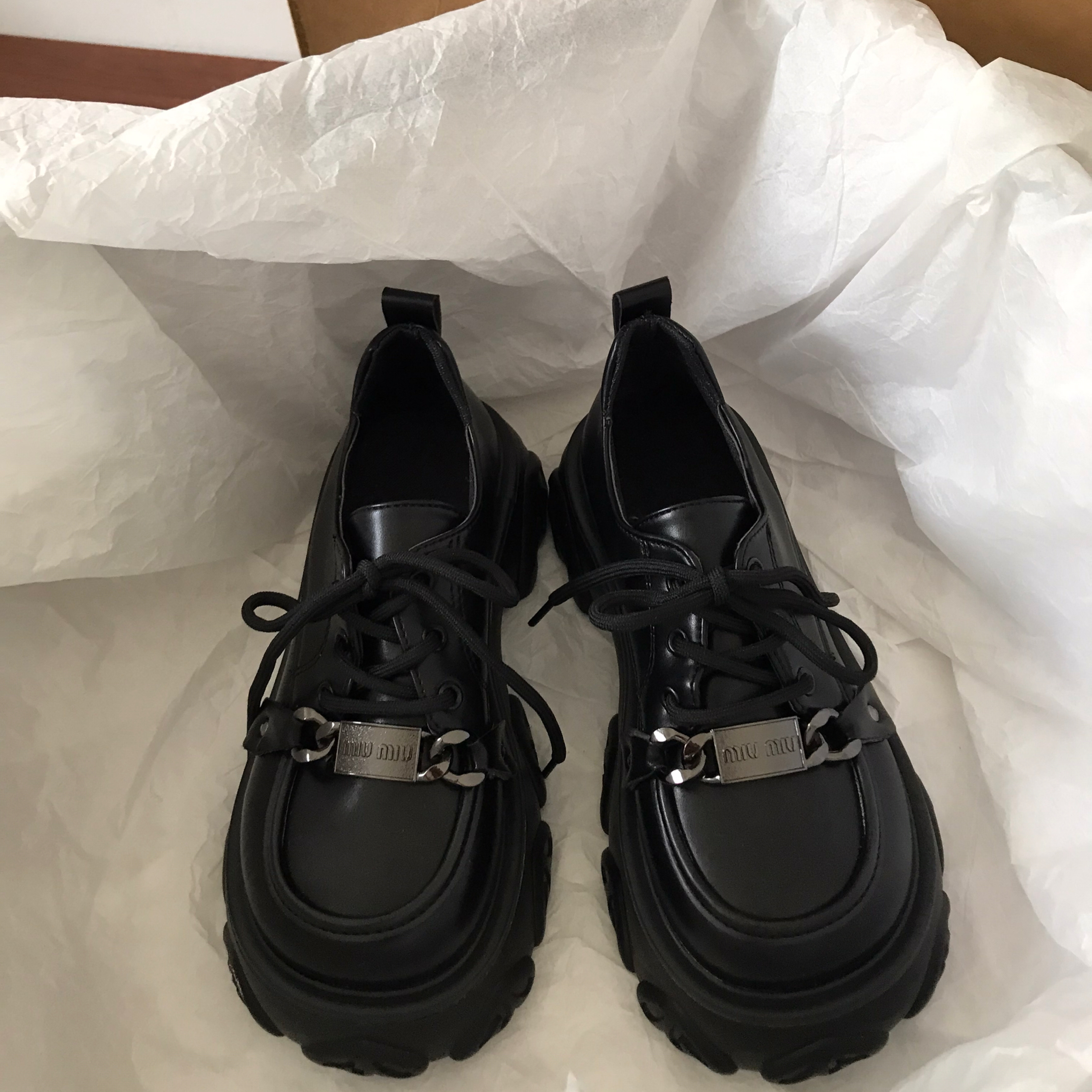 https://fulmo-img-server.com/black-sneaker-factory/8f0e2ada-5ac6-444a-a93a-ea112bcf5188.jpg