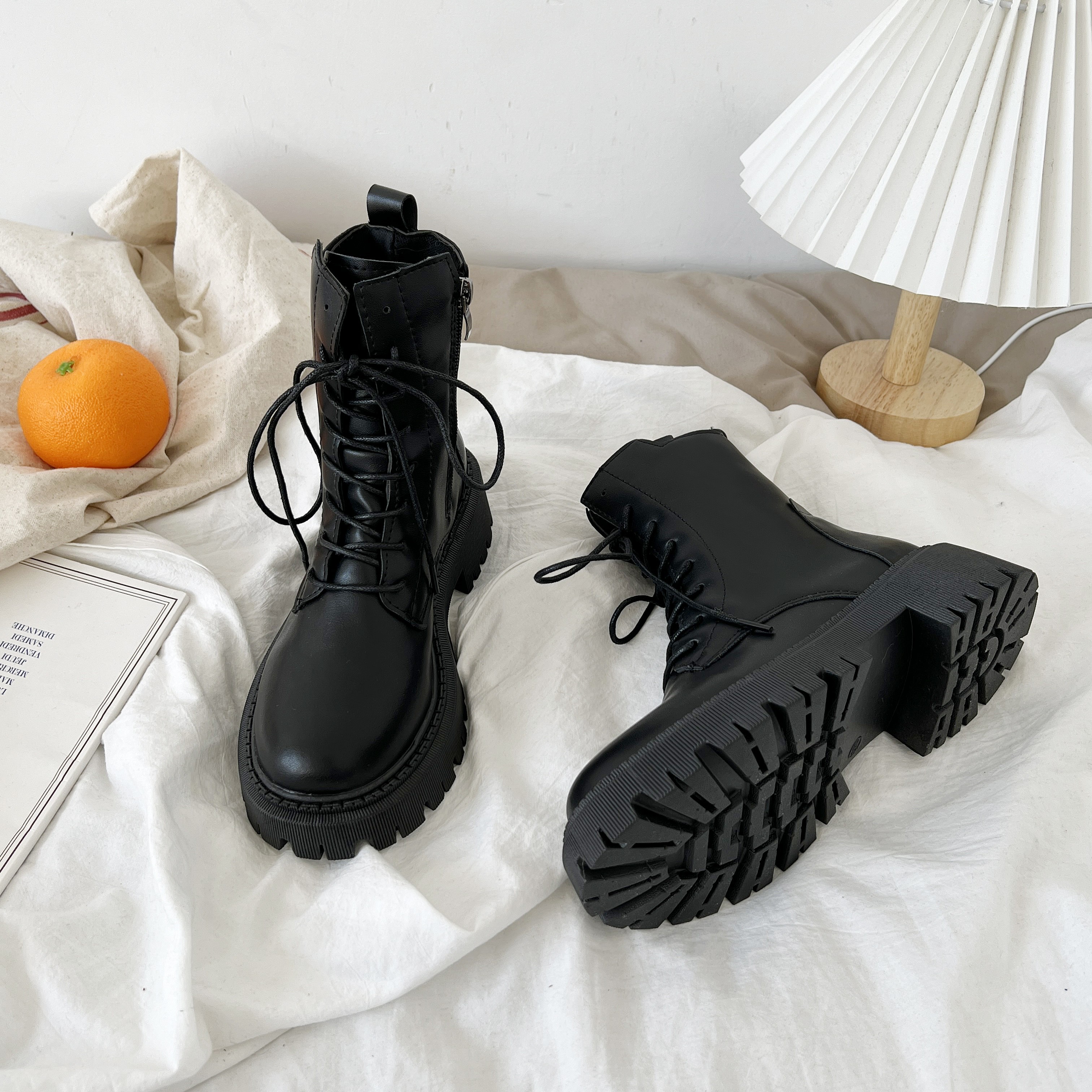 黒スニーカー レースアップ編み上げ厚底ショートブーツ