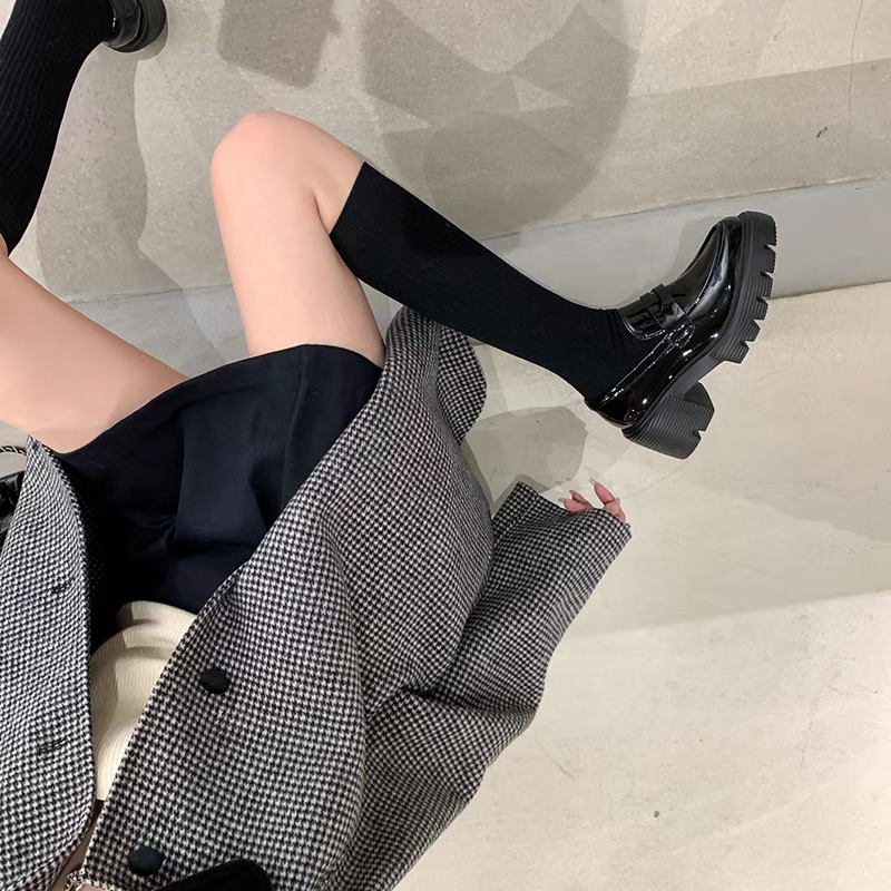 黒スニーカー 光沢素材厚底プラットフォームシューズ