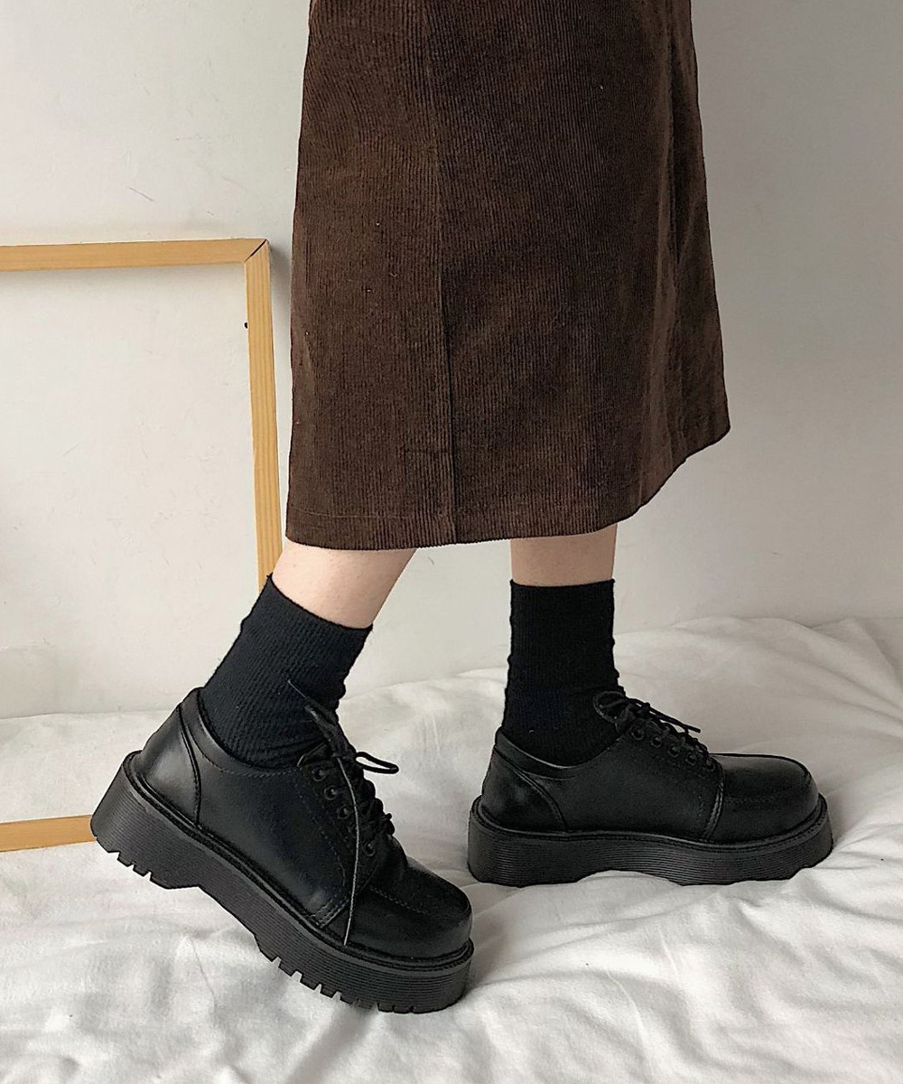 黒スニーカー 厚底編み上げローファー レースアップ マニッシュ