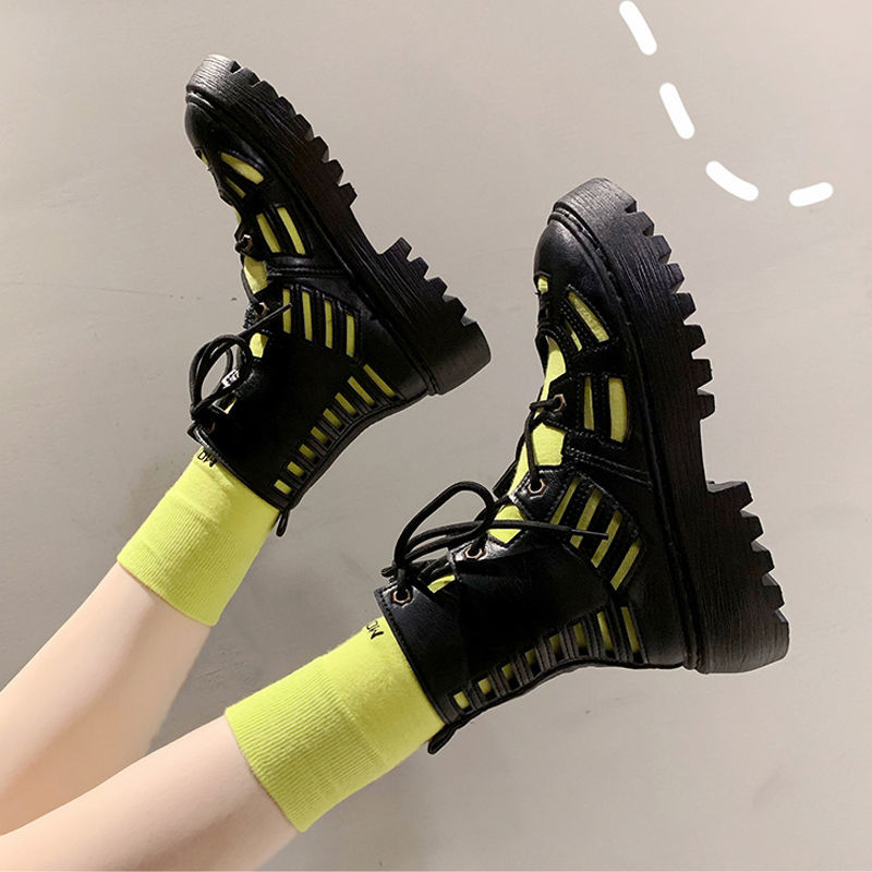 黒スニーカー 厚底レースアップカットアウトハイカットシューズ