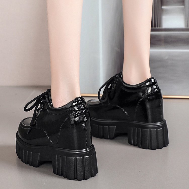 https://fulmo-img-server.com/black-sneaker-factory/a1244000-400b-4c89-9729-24cf0490e6c6.jpg