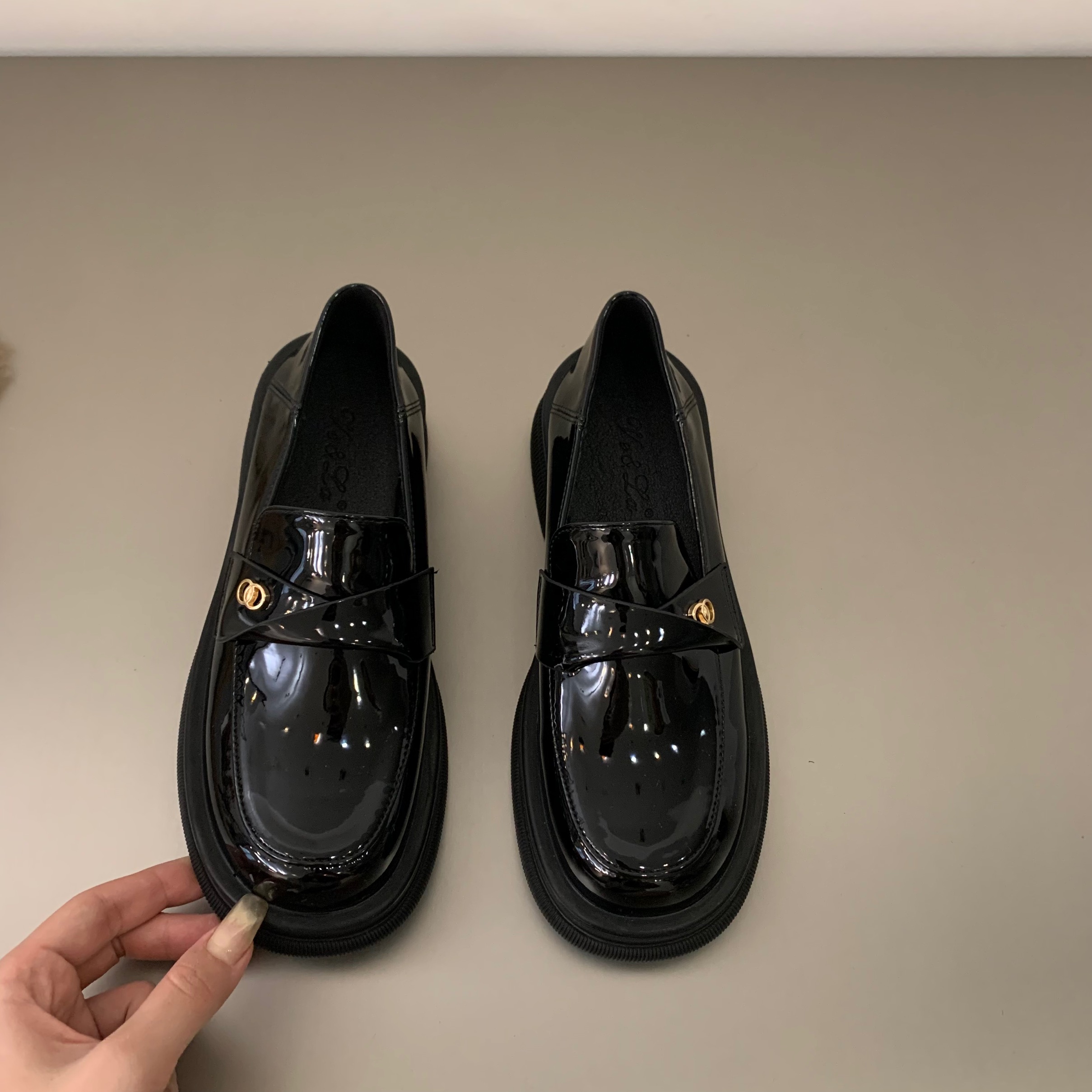 黒スニーカー エナメル風金具付き厚底ローファー