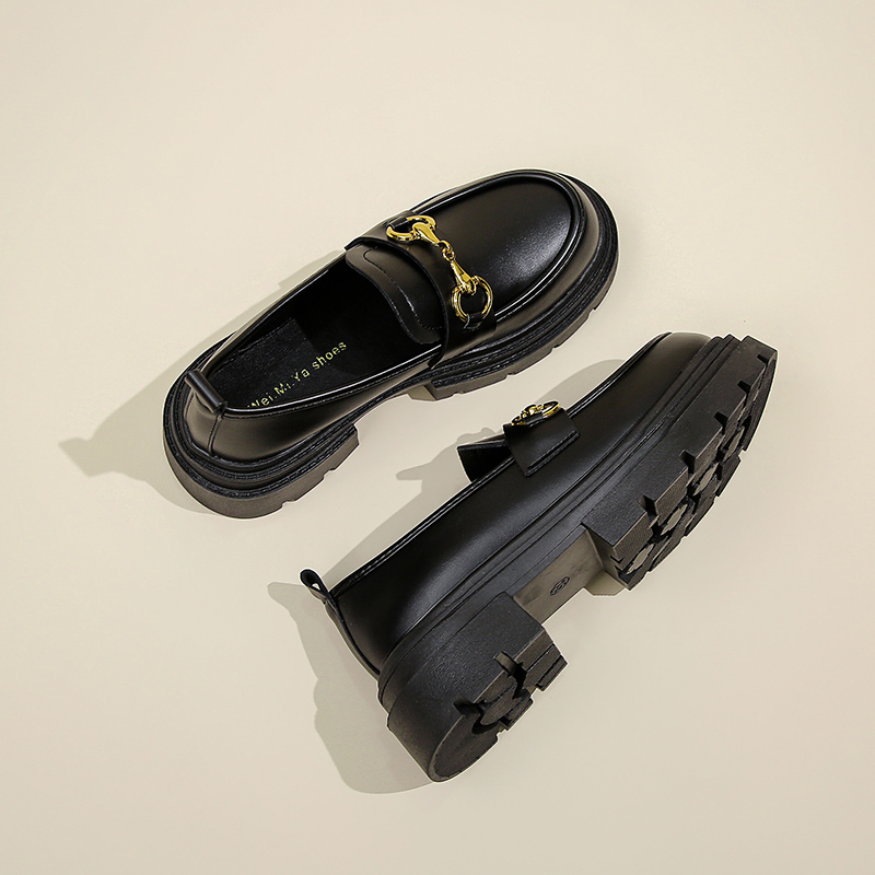 黒スニーカー 金具装飾ローファー風厚底カジュアルシューズ