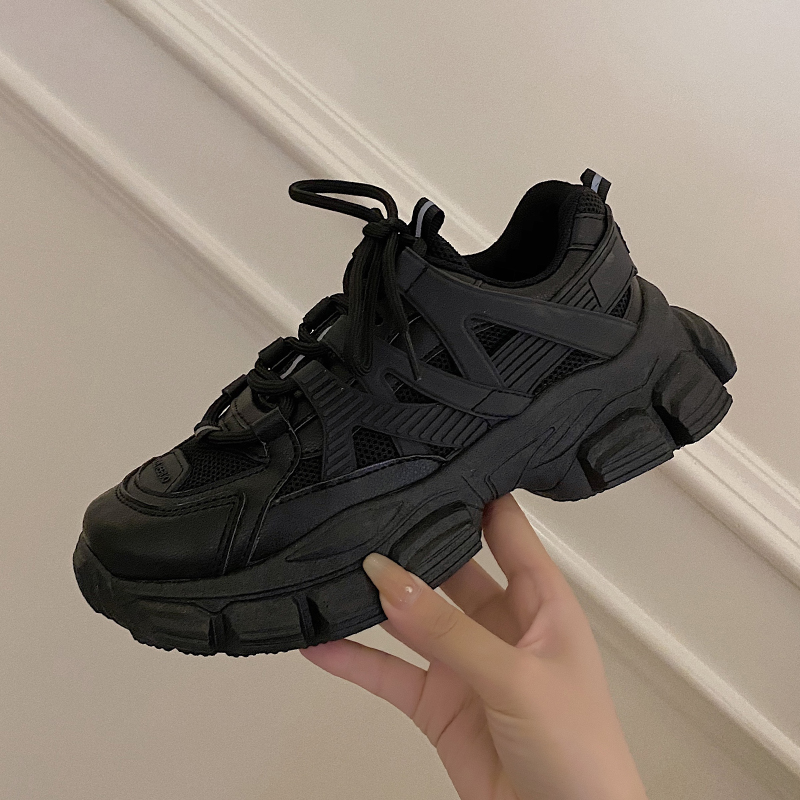 黒スニーカー 立体構造デザイン厚底運動靴