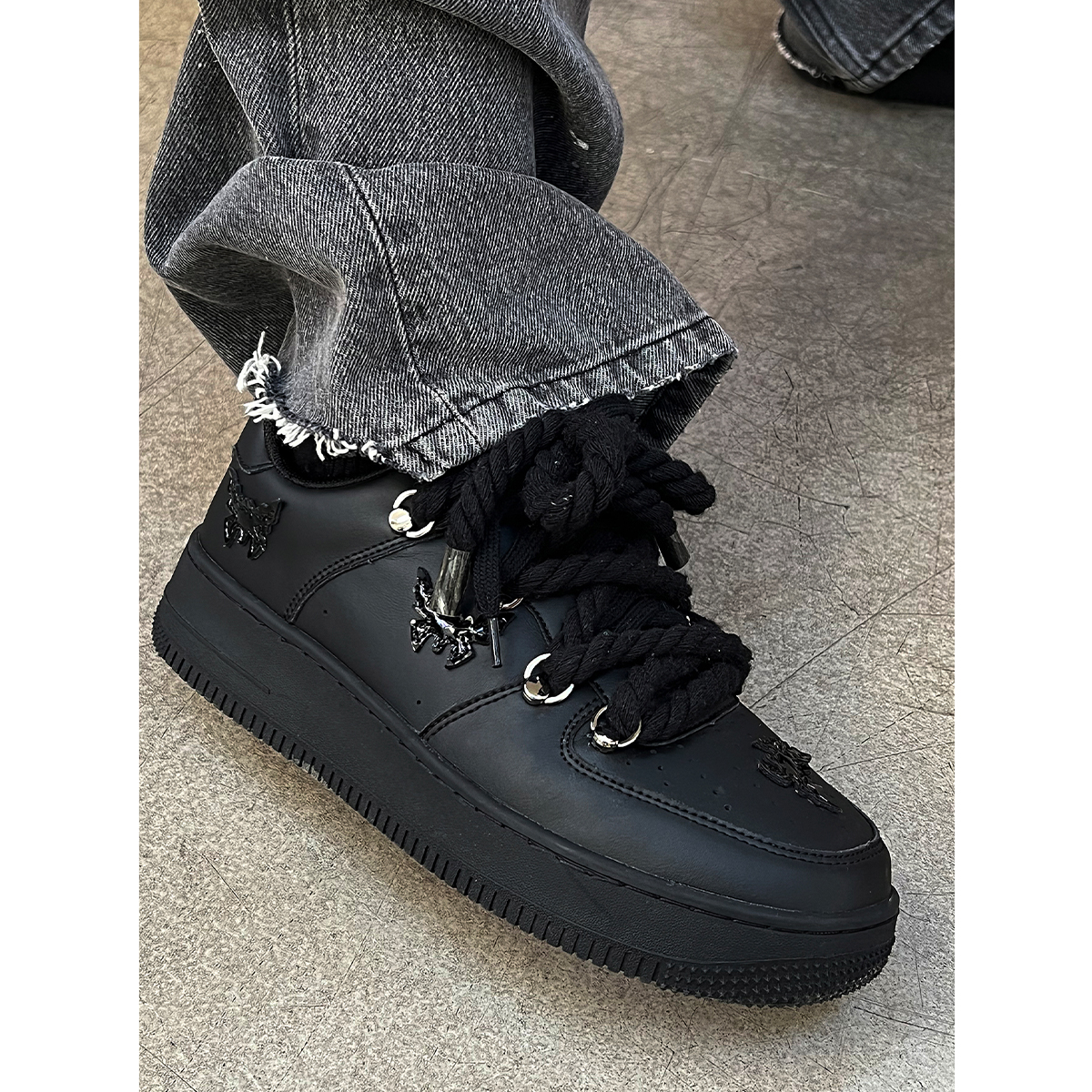 https://fulmo-img-server.com/black-sneaker-factory/af886610-a71d-4c03-bc5e-fddb2c89f525.jpg