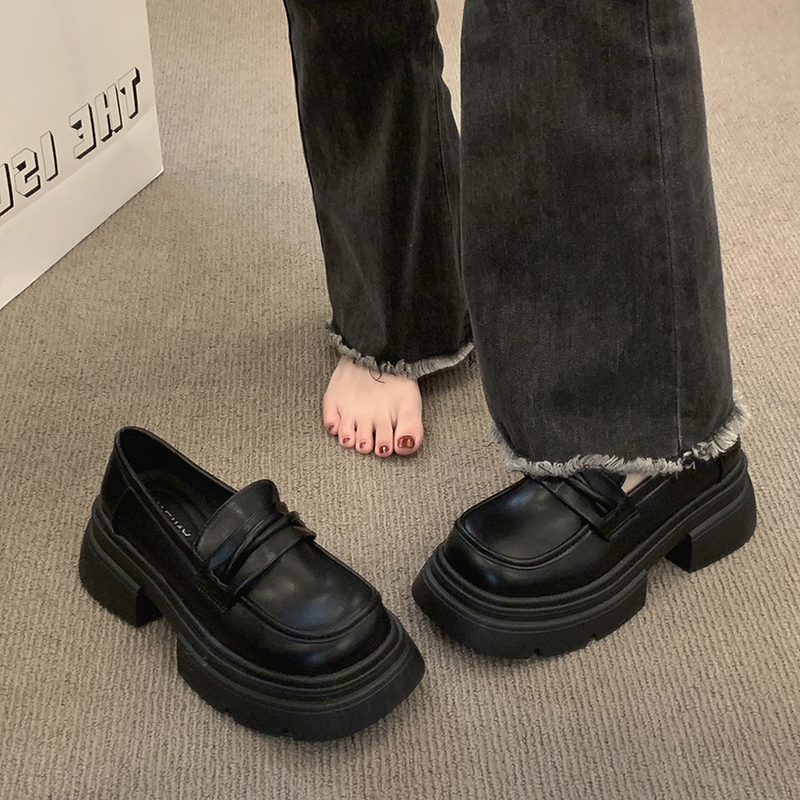 黒スニーカー プラットフォームローファー風カジュアル厚底シューズ