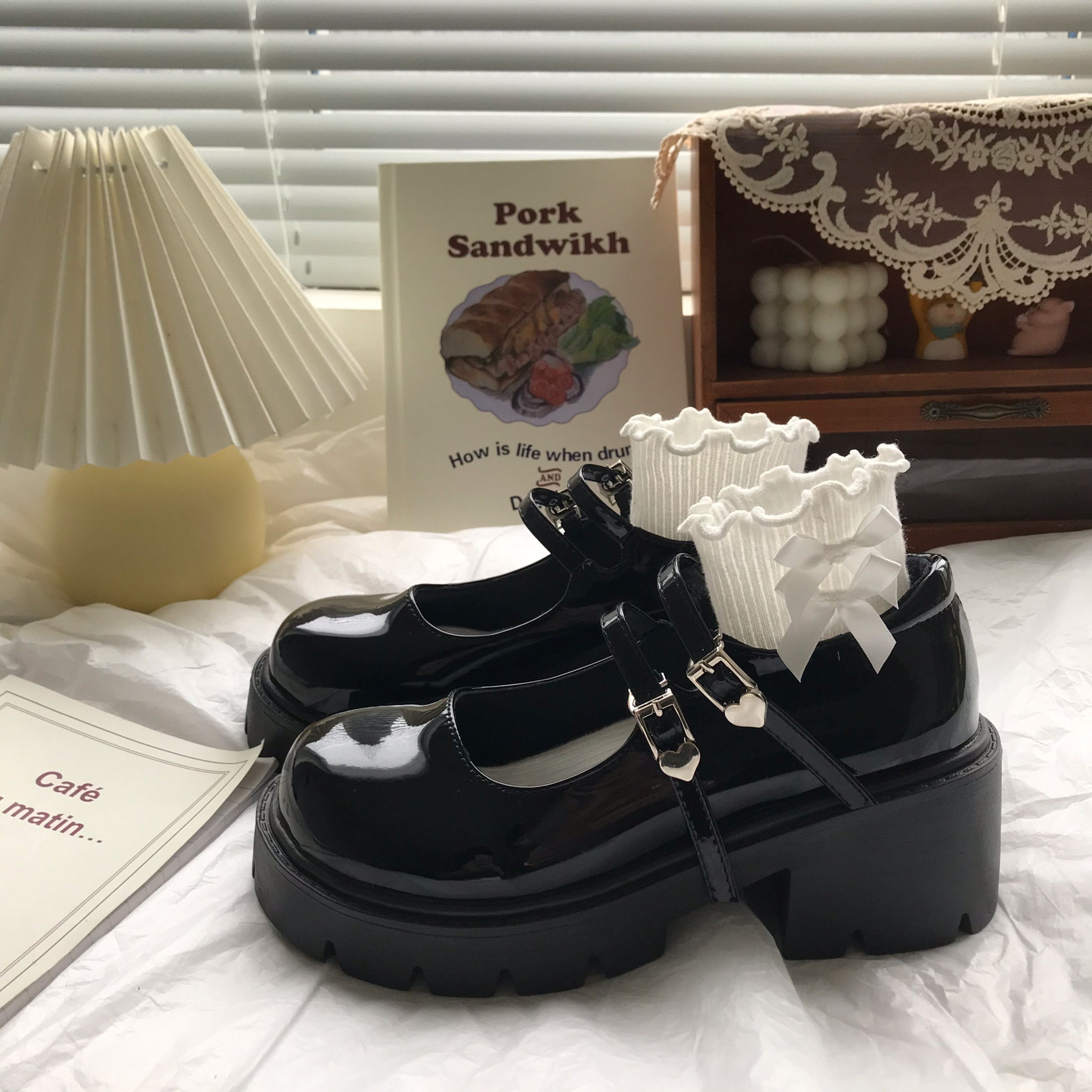 https://fulmo-img-server.com/black-sneaker-factory/b5165b79-0c93-4e04-8861-dac57739d45d.jpg